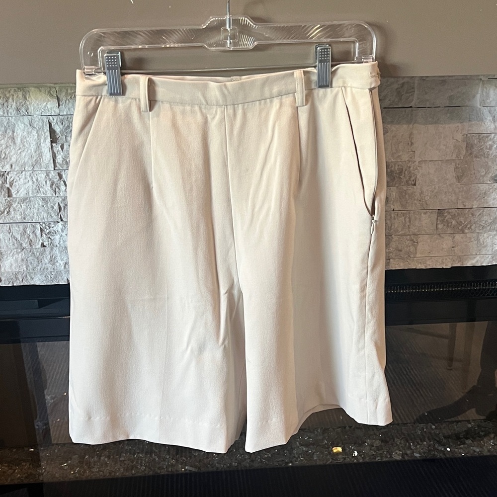NWT Bobby Jones Women's Golf Beige shorts size 8